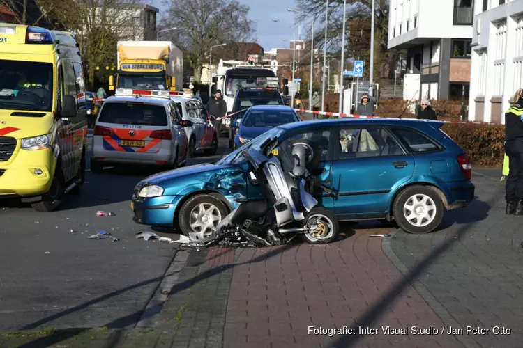 Twee gewonde na ongeluk tussen scooter en auto