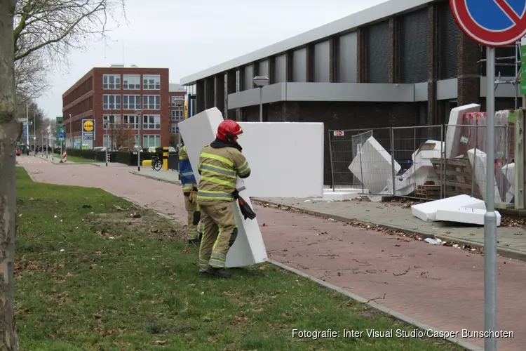 Piepschuimen platen waaien weg op