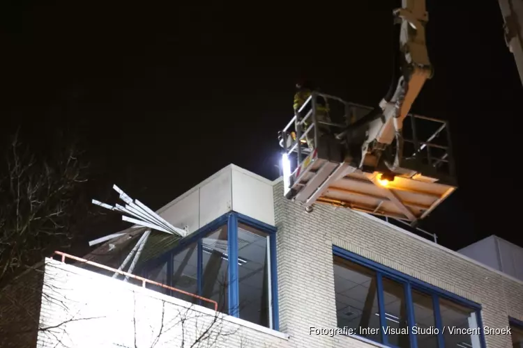 Eerste stormmeldingen in Huizen: zonneschermen kapot