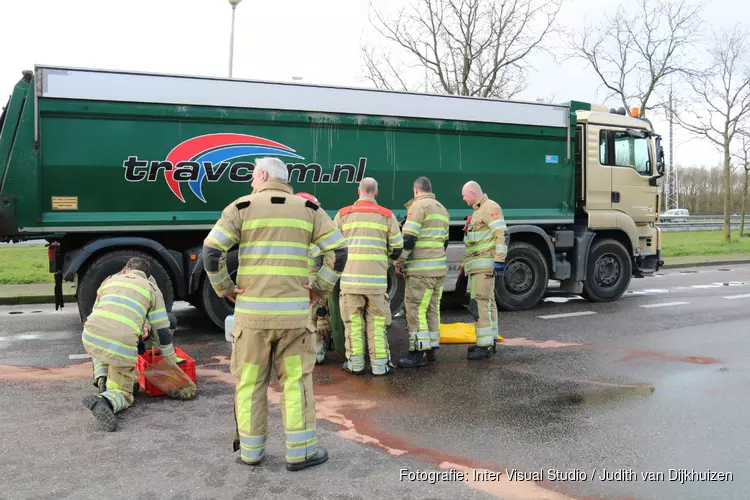 Vrachtwagen verliest complete dieseltank in Bussum