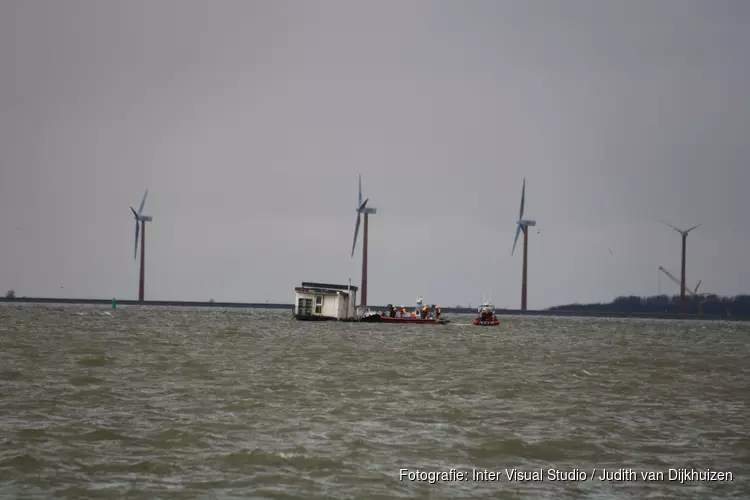 Woonboot in problemen op IJmeer in Muiderberg