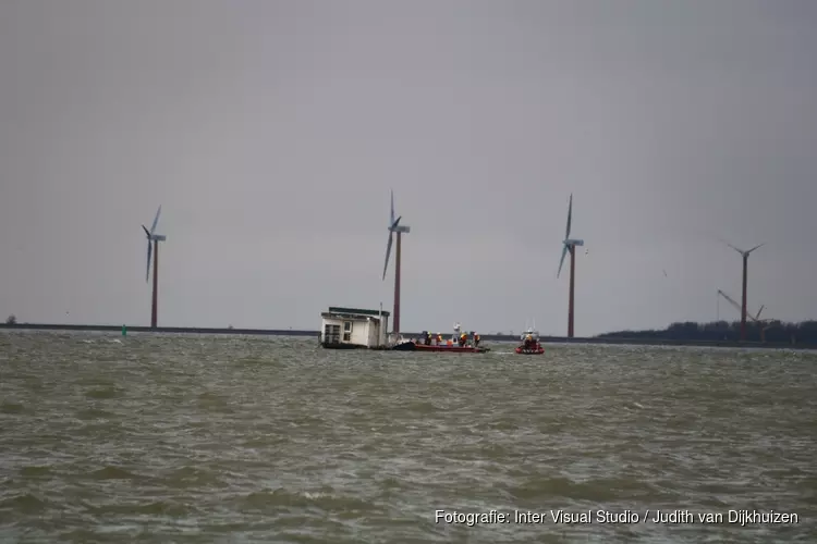 Eigenaar gestrande woonark IJmeer verdacht van slecht zeemanschap