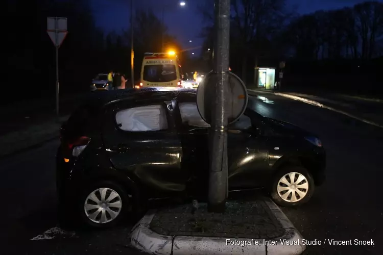 Gladheid: auto tegen paal gereden in Huizen