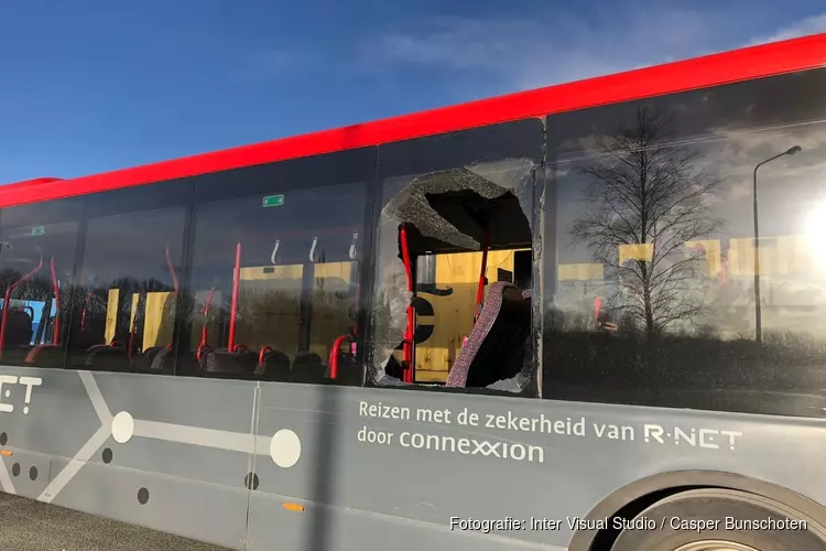 Botsing tussen vrachtwagen en lijnbus, geen gewonden