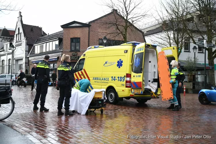 Bezorger glijdt onderuit in Hilversum; vermoedelijk olie op klinkers