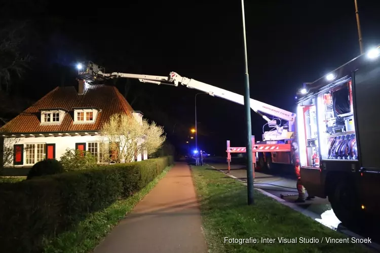 Schoorsteenbrand zorg voor verkeershinder in Huizen