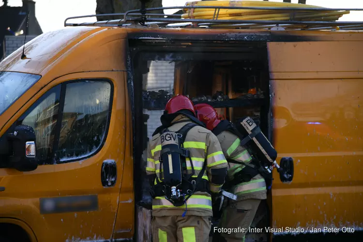 Werkbus uitgebrand door kortsluiting