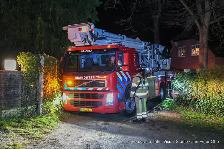 Brandweer komt met moeite bij schoorsteenbrand