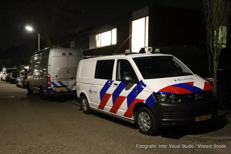 Politie onderzoekt &#39;verdachte spullen&#39; bij woning Huizen