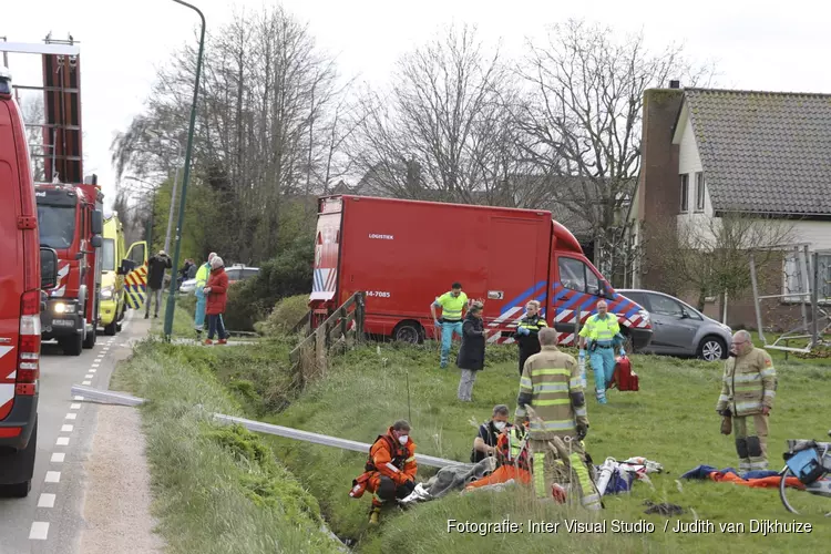 Persoon uit water getrokken door brandweer