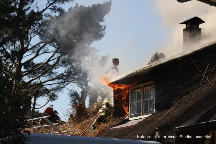 Brand in woonboerderij met rieten dak lastig onder controle te krijgen