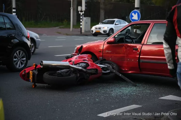 Gewonde bij botsing auto met motor