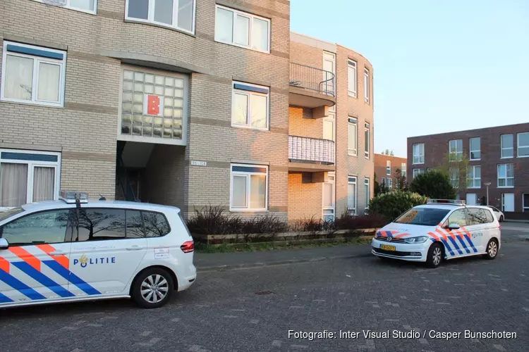 Politie breekt deur van woning open en loopt rondje met hond