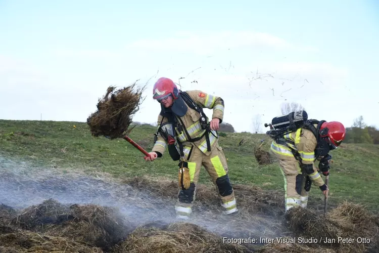 Brandweer gebruikt hooivorken bij blussen brand