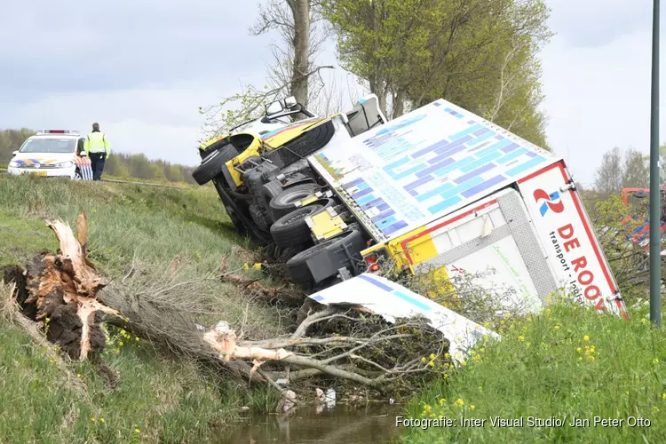 Vrachtwagen beland in sloot in Weesp