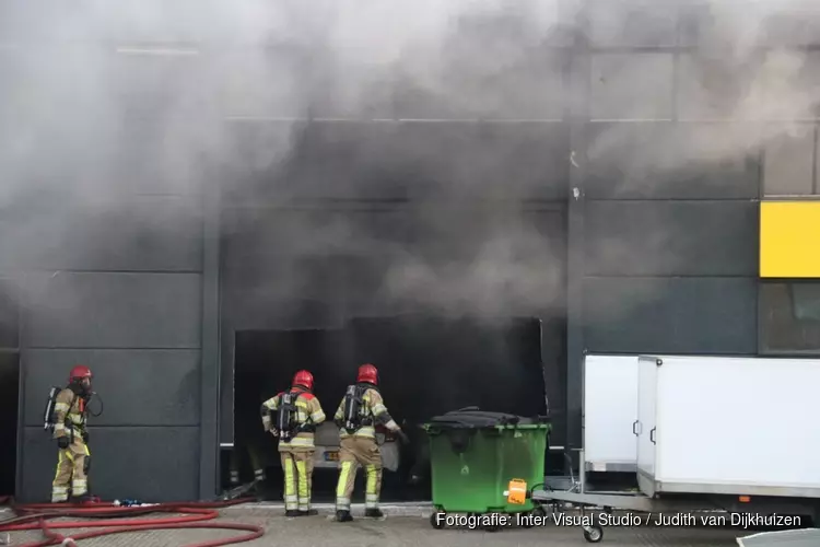 Veel schade na brand bij rijschool in Bussum