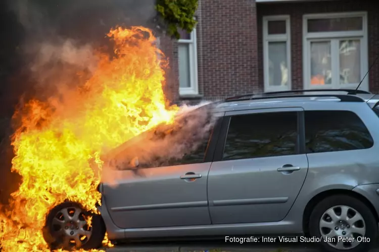 Auto vliegt spontaan in brand tijdens rijden in Hilversum