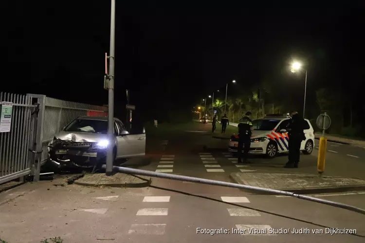 Auto ramt lantaarn en hek in Hilversum