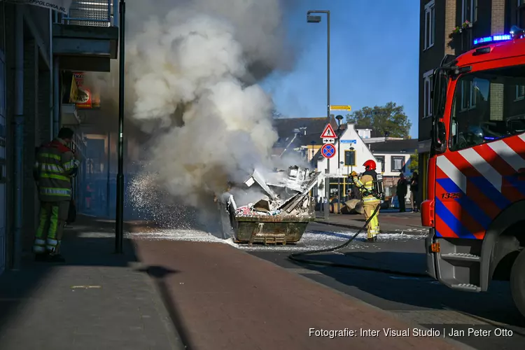 Bouwcontainer in brand