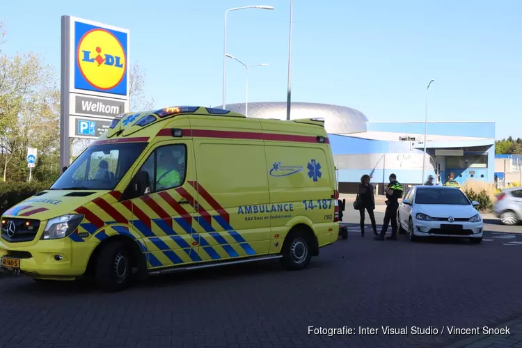 Vrouw in scootmobiel aangereden