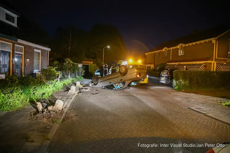 Auto slaat over de kop in Nederhorst Den Berg