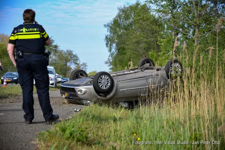 Auto slaat over de kop in Kortenhoef