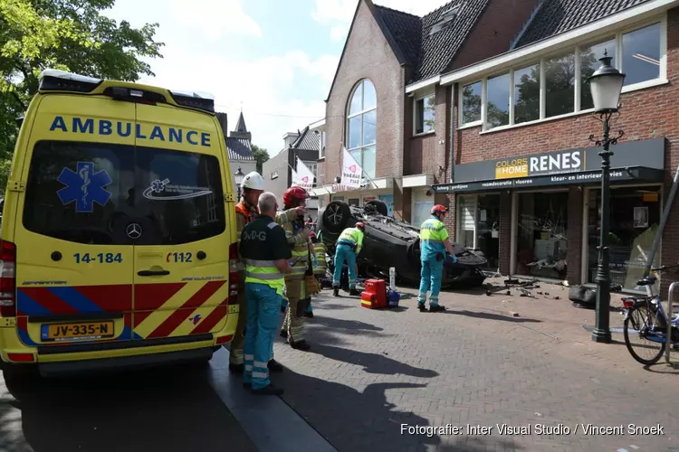 Auto ramt gevel winkel, meerdere gewonden