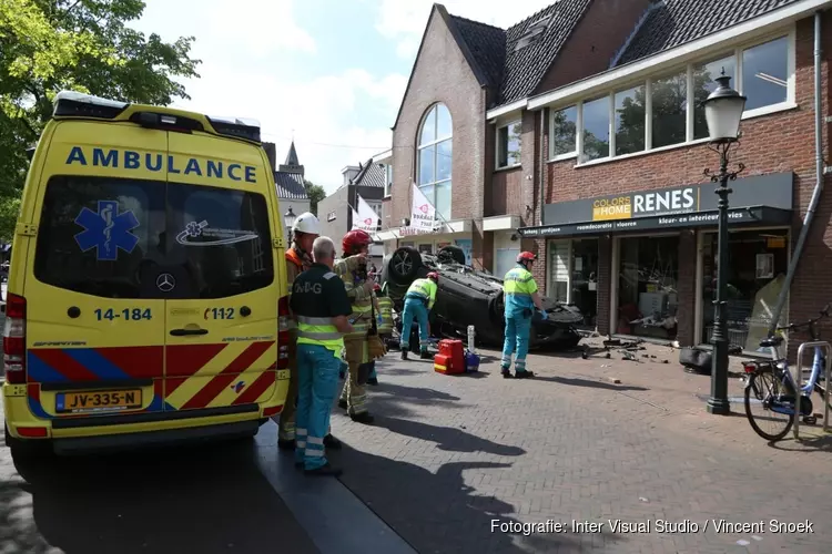 Politie: automobilist die ravage op Huizer plein aanrichtte raakte onwel