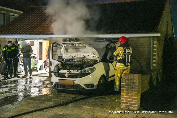 Brandweerman blust auto van buurman