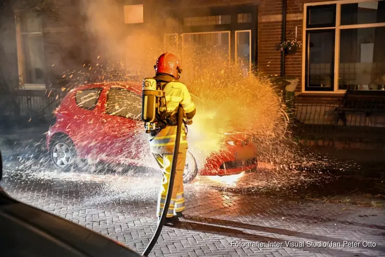 Auto door brand verwoest in Hilversum