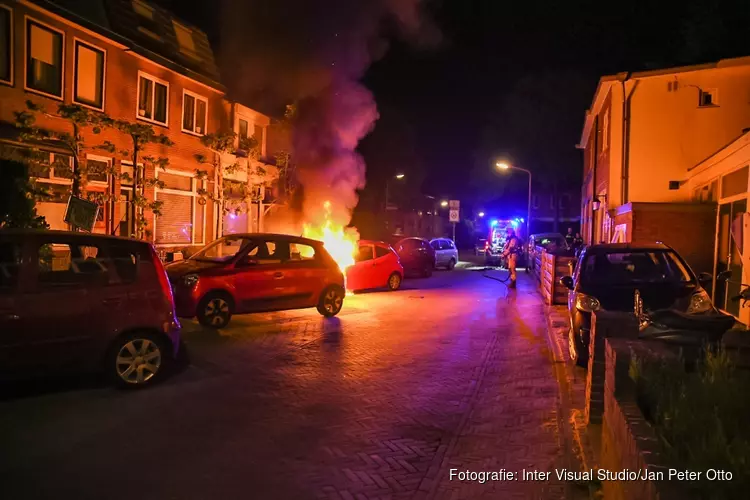 Twee auto&#39;s in vlammen op in Hilversum