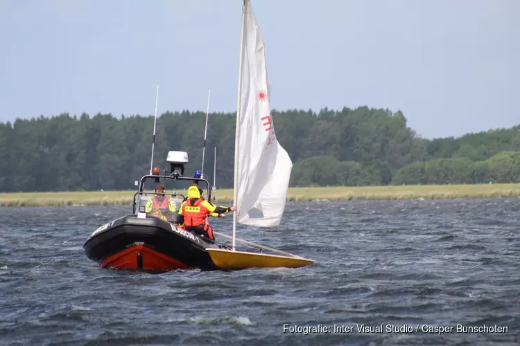 Zeilboot omgeslagen op Gooimeer