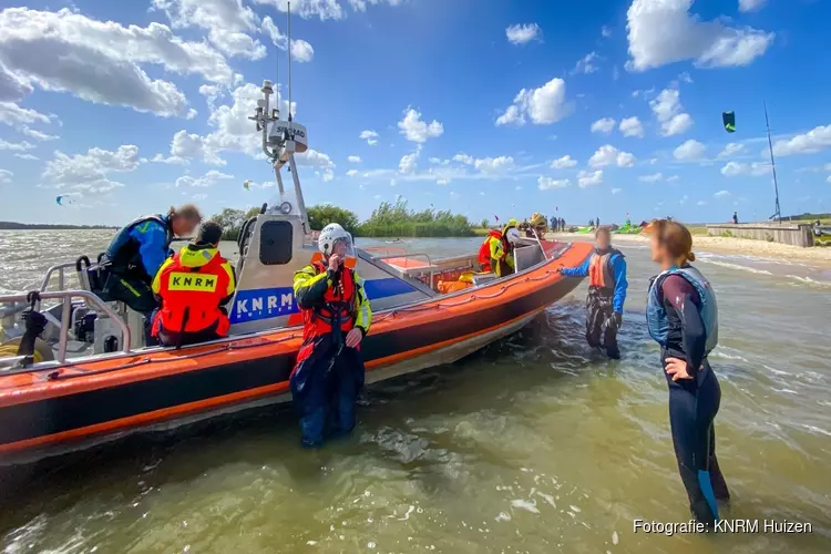 Druk weekend voor Huizer redders: verraderlijke wind brengt watersporters in problemen