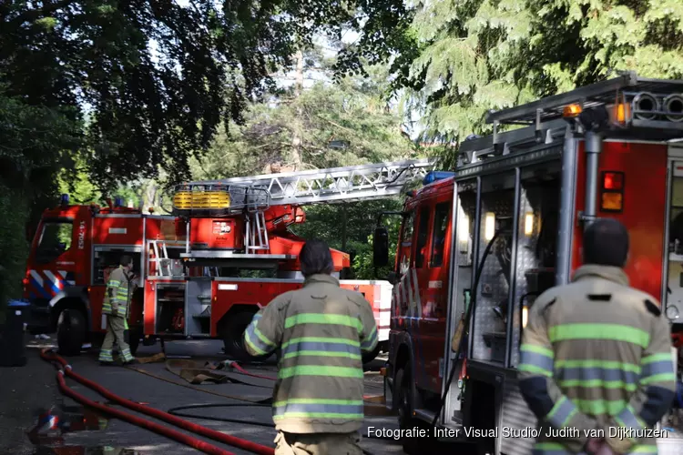 Flinke brand in dak in Bussum