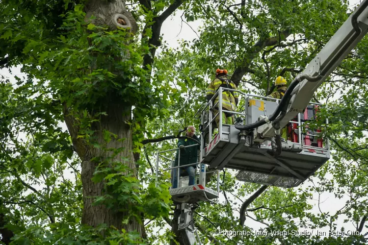 Persoon vast in hoogwerker