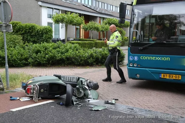 Lijnbus in aanrijding met scooter