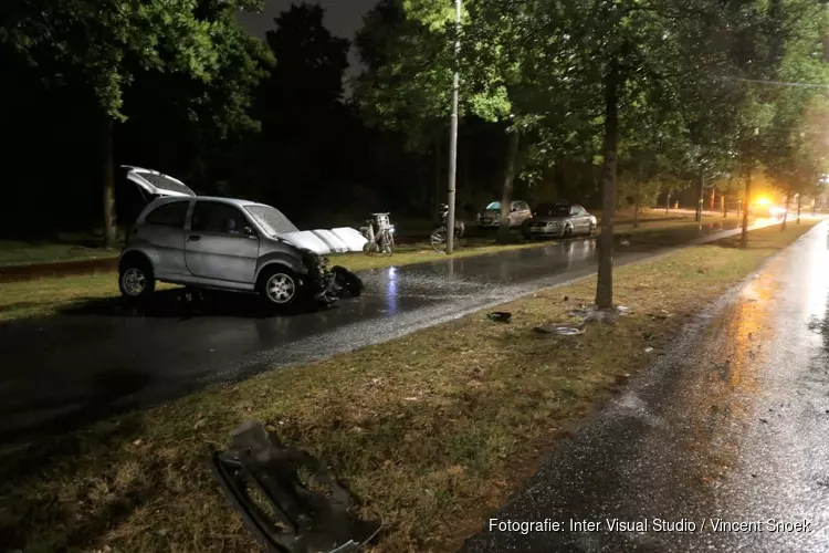 Auto tegen boom in Huizen, bestuurster aangehouden