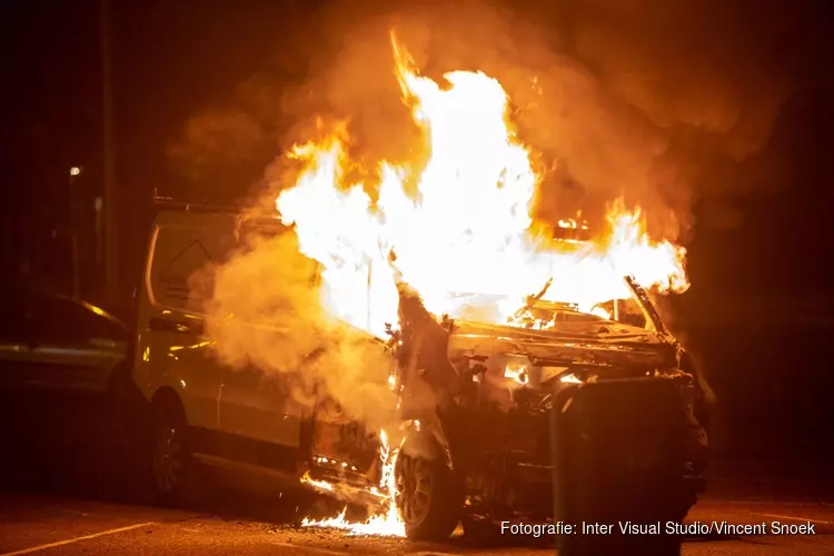 Uitgebrande auto vat opnieuw vlam tijdens berging