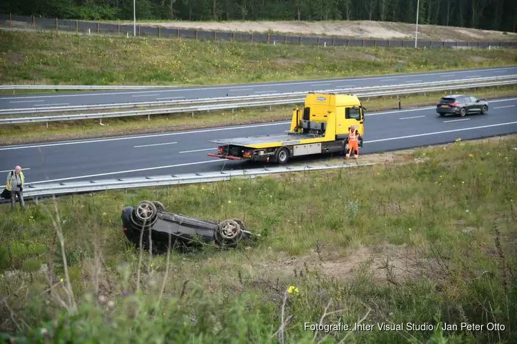 Auto belandt ondersteboven langs A27