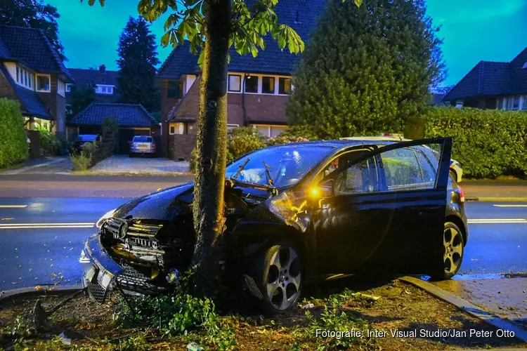 Auto botst tegen boom in Hilversum