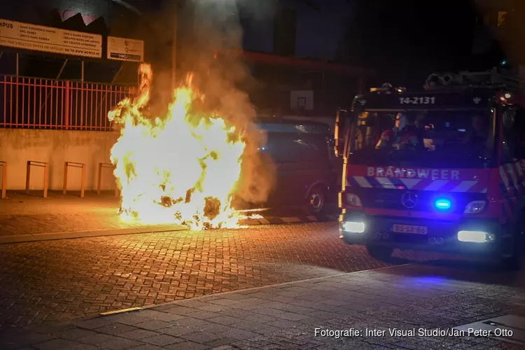 Bestelbus gaat in vlammen op in Hilversum