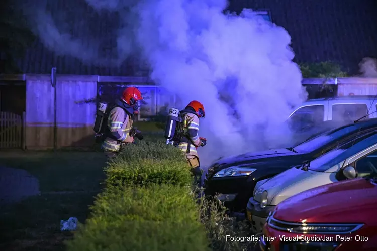 Twee auto&#39;s beschadigd na brand in Blaricum