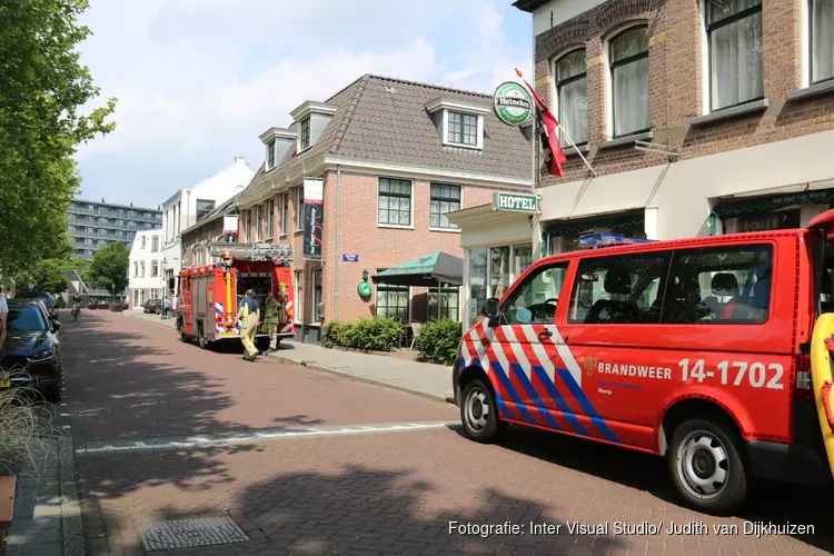 Brandweer stelt losvarende plantenbak veilig