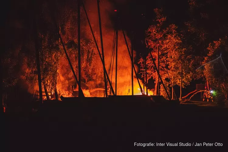 Fikse brand op eiland bij de Loosdrechtse plassen