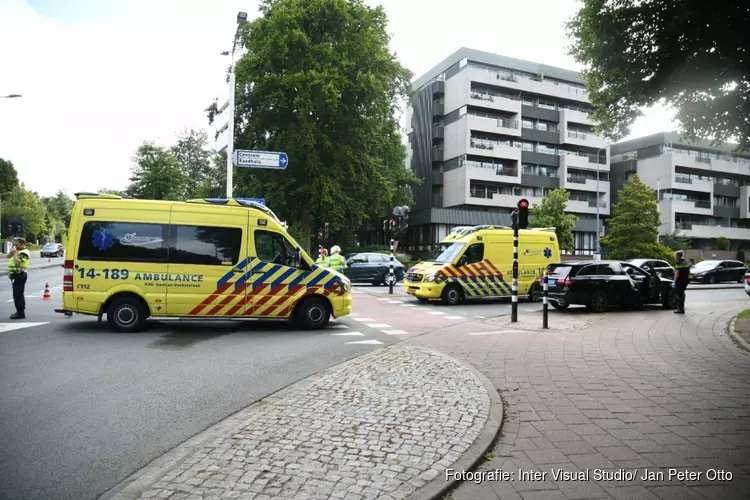 Gewonde na botsing op kruising Hilversum