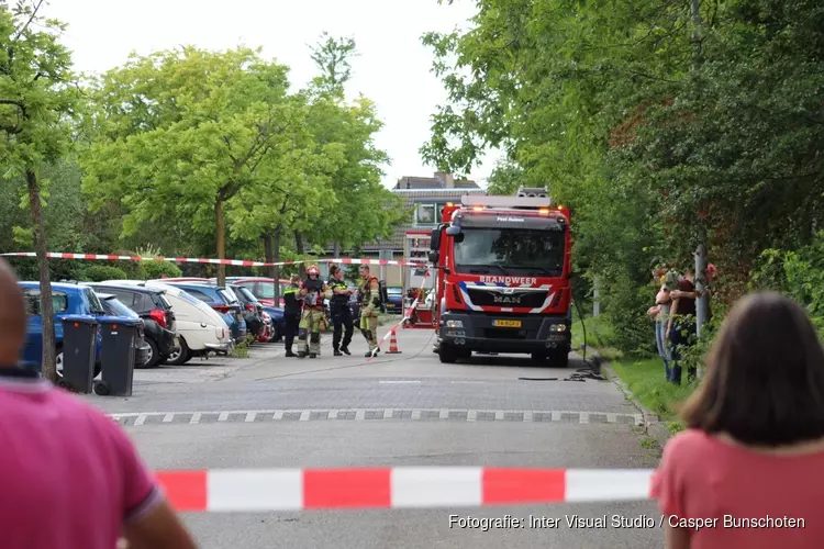 Straat afgezet na gaslek in woning in Huizen