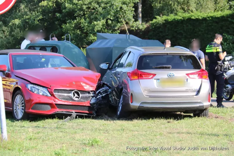 Zeker twee auto&#39;s total loss bij ongeval Ankeveen