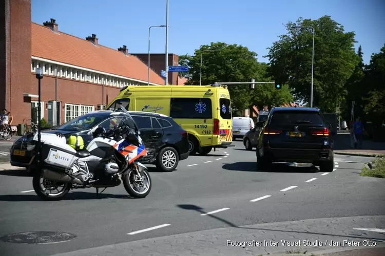 Twee auto&#39;s botsten op rotonde Hilversum