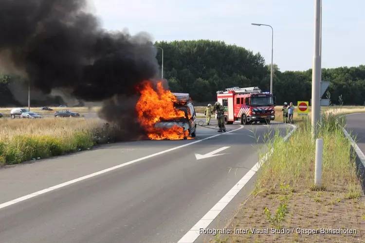 Auto vliegt in brand op A27