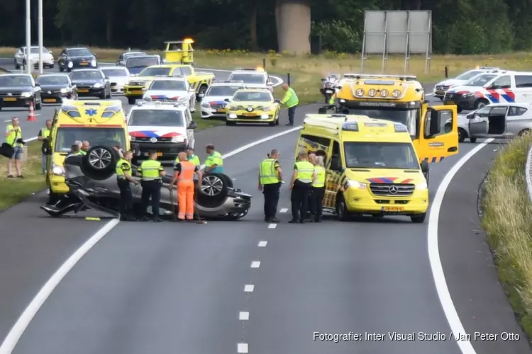 Auto over de kop op A1